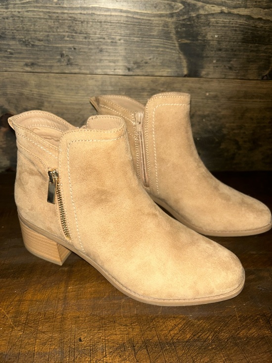 LC Lauren Conrad Shoes - NWOT LC Lauren Conrad Suede Ankle Boots